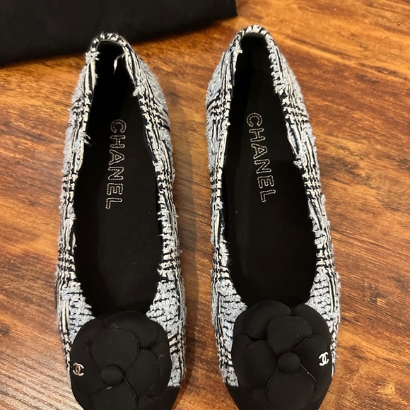 Chanel never worn flats AVAILABLE TILL 06/06 - Picture 4 of 10